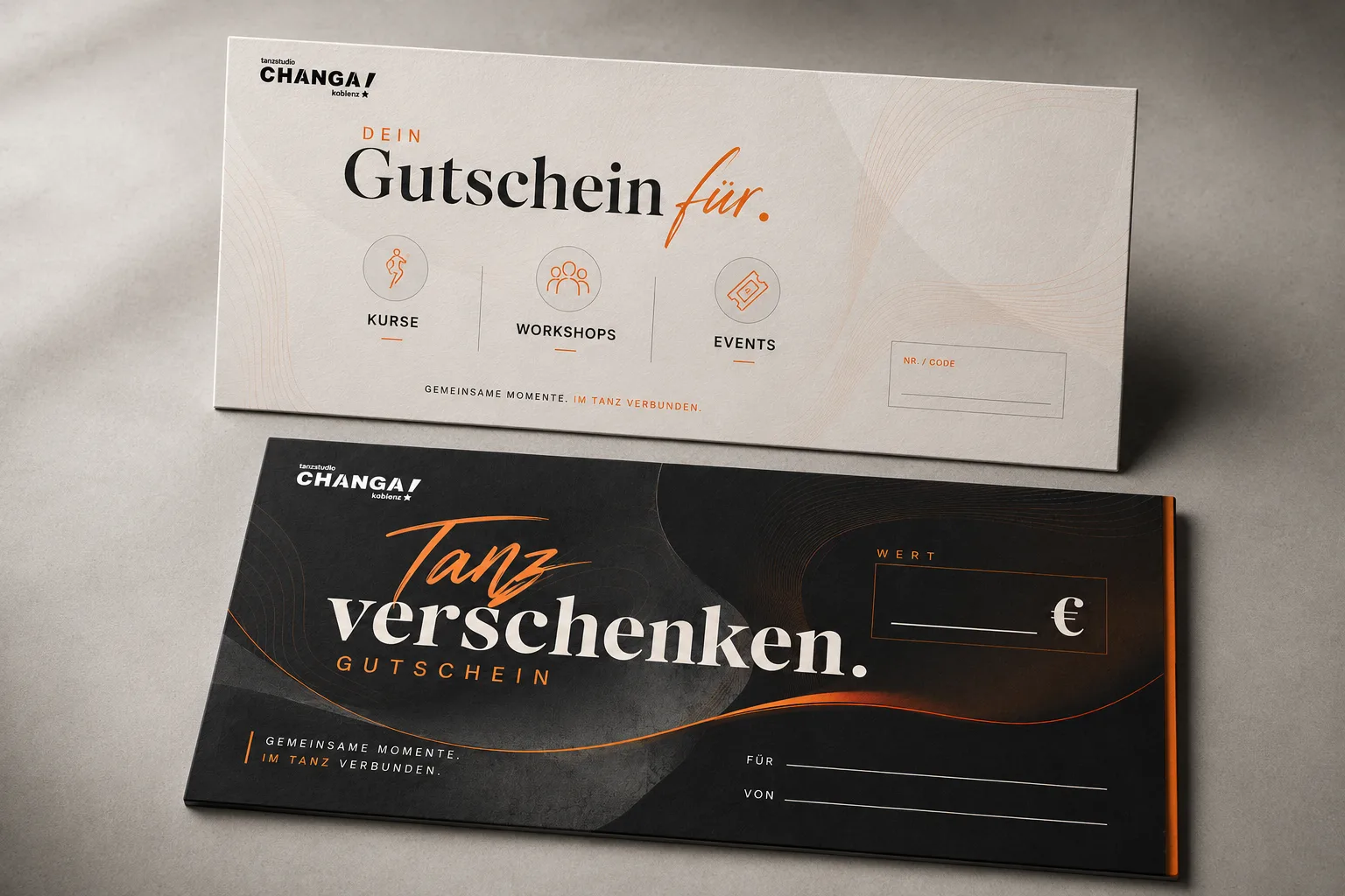 CHANGA Gutschein als hochwertiges Mockup mit dunkler Vorderseite und heller Rückseite